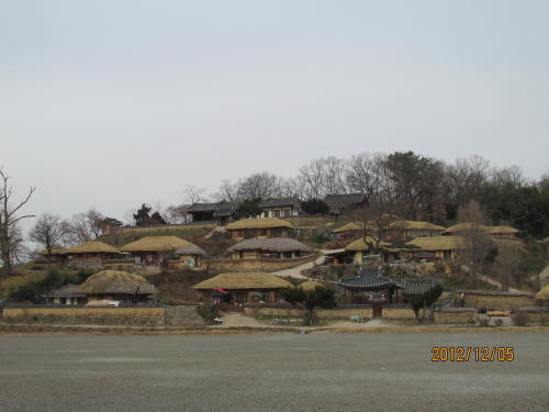 韓国ドラマの歴史物でも撮影するような李王朝時代にタイムスリップしたような村です。実際に生活をしていながら村の建物を保存しています。今日も藁葺屋根を葺き替える為に村人が集まり、屋根に登り作業をしています。建物の中に入って見学はできませんでした。村の入り口には良洞村文化館があり、村の歴史、文化や、使われた調度品、農作業の道具などが展示してあります。世界文化遺産に認定されました。<br /><br />良洞村は雪蒼山を主峰として「勿」の字形で走る三つの丘陵と谷川にある。この村は上流層のヤンバン（両班）が代代住み着いた両班村として、朝鮮時代の伝統の家屋が１５０軒あまり保存されている。そのうち、宗家や瓦葺きの屋敷の殆どが高台に位置し、藁葺き屋は平地に位置する。この村には宝物３点、重要民俗資料１２点、慶尚北道の有<br />形文化財３点などがある。この村からは朝鮮時代の清白吏の孫仲敦と性理学者の李彦迪をはじめ多くの人材が輩出された。<br />案内パンフレットより。<br />