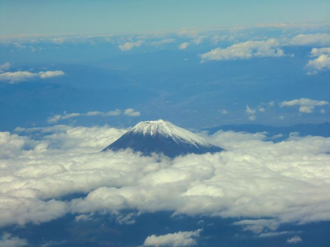 国文祭2012参加のため、徳島へ。<br />羽田→徳島の機内で富士山を拝むことができました。<br /><br />田子の浦からの眺めじゃないのは少々惜しいですが、<br />高嶺に雪の積もった富士山です　\（*^_^*）／<br /><br /><br />〔第４首／山部赤人〕<br />　田子の浦に　うち出でて見れば　白妙の<br />　　富士の高嶺に　雪は降りつつ<br />