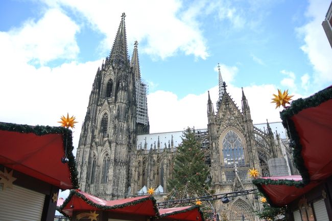 ドイツ国内の数ある世界遺産の中でも絶対に見に行ってみたかった「ケルン大聖堂」<br /><br />滞在していたゲルゼンキルヒェンの街からも電車に乗って行ける距離。日帰りでケルン大聖堂とアーヘン大聖堂の二つを巡りました。<br /><br />ケルン地方で作られている地ビールの“ケルシュ”も美味しかった♪<br /><br /><br />-----☆<br />〜サッカー観戦とクリスマスマーケットめぐりの旅♪〜<br /><br />・ブンデスリーガ　第13節　シャルケvsフランクフルト　<br />・世界遺産のケルン大聖堂とアーヘン大聖堂<br />・ノイシュバンシュタイン城<br />・ドイツ料理とビールを味わう！<br />・各地のクリスマスマーケットへ<br /><br />＜クリスマスマーケット☆２０１２＞<br />アーヘン（Aachen）<br />ミュンヘン（Munich）<br />フランクフルト（Frankfurt）<br />シュツットガルト（Stuttgart）<br />ニュルンベルク（Noernberg）<br />ドレスデン（Dresden）<br />
