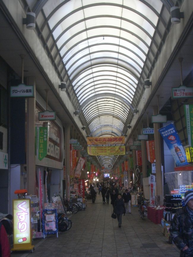 野暮用で良く横浜に行きます。<br /><br />おしゃれなメジャースポットを外れると、<br /><br />拙者の琴線にふれる町並みが在ります。<br /><br />八百屋・魚屋・肉屋さんの元気な正しい商店街、<br /><br />阪東橋のよこはまばし商店街でござる。