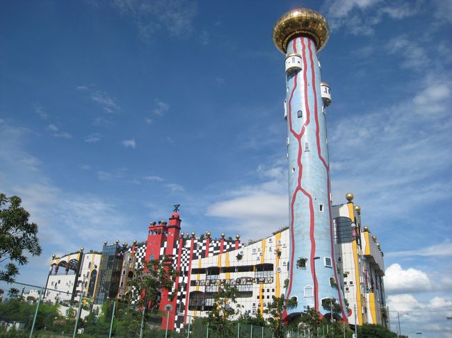 大阪市此花区にある大阪湾の埋め立て地『舞洲』に、「風変わりな建物がある」との話を以前から聞いていたので訪れました。<br /><br />これらの建物は、オーストリアの世界的に著名な芸術家、故フリーデンスライヒ・フンデルトヴァッサー氏がデザインした大阪市の公共施設で、ごみ焼却施設の「大阪市環境局 舞洲工場」と、汚泥集中処理場の「大阪市 舞洲スラッジセンター」です。<br /><br />およそ、公共施設とかけ離れた奇抜なデザインが話題になり、多くの見学者が訪れているそうです。<br /><br />これらの建物を見ていると、今にも魔女がほうきに乗って飛び出してきそうな、何ともおどろおどろしい雰囲気をたたえています。<br /><br />でも、この奇抜さ、どこか惹かれるものを感じませんか?