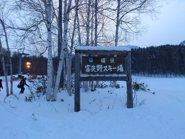 心配していた雪が降り，初滑りを堪能<br />敏ジージは，６０才になるので赤いスキーウエアーを新調，富良野スキー場でデビュー