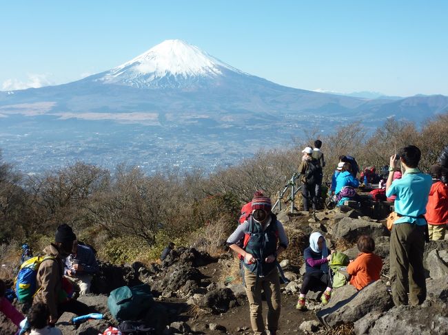 今年最後の登山は、富士山の眺めが期待出来る金時山です。<br /><br />冬に登るのは初めてなので、ヒートテック、フリース、などとにかく重ね着。<br />ところが、気温がぐんぐん上がってまるで初夏のよう。登山で出会った人は口々に「今日は暑いですね！」<br />半そでのTシャツで登っている人も。<br /><br />空は雲一つ無い青空。絶好の登山日和です。<br /><br /><br /><br />