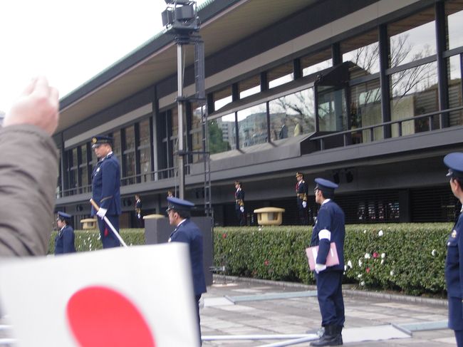 ２０１２年１２月２４日は天皇陛下誕生日、７９歳のご誕生日をお迎えになり、１年を振り返るお言葉をいただきました。<br />東京駅を出発し、皇居の一般参賀、また東京駅に戻るまでの風景をご紹介します。<br />今年も、正面が込み合っており、そこで、正面の右サイド最前列から旗を降りました。<br />私の後列の万歳三唱を浴びながらでの風景をお楽しみください。<br />ありがとうございました。<br />ズームインは、ガラスの反射で申し訳ありません。