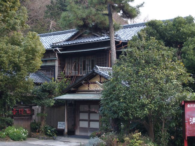 横浜市金沢区柴町にある料亭「金澤園」は、旗亭「金澤園」として昭和5年(1930年)に開園した老舗料亭である。当初は遊園地、割烹旅館として開園している。旗亭とは料理屋、旅館のことのようだ。旗亭「金澤園」の前身は横浜桜木町で営業していた創業大正5年(1916年)の料亭の満月であり、関東大震災を機に、この地に移転したのだという。<br /> 建物は昭和4年(1929年)に建てられた入母屋造、浅瓦葺の木造2階建てである。国登録有形文化財になっている。元々は品川にあった明治時代に建てられた石炭王の邸宅を移築したとも言われているが、頼りの国指定文化財等データベースは現在改修中のためにサービス中止中であり、真相は不明である。もしそうだとしたら関東大震災(大正12年(1923年))前の建物であり、貴重である。<br /> 北面に玄関を設け、1・2階に4室ずつ客室があり、予約制である。<br />(表紙写真は金澤園)
