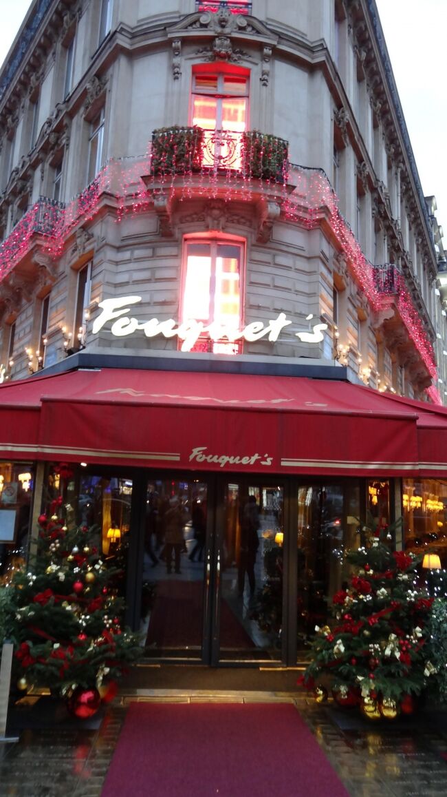 パリに行きたいなぁと思ってから<br />10年の時が流れていました。<br />3度目で10年振りPARISにやって来てきました。<br />早速心弾む街歩きにホテルを飛び出しました。<br />よろしければ♪ご一緒に歩きませんか。