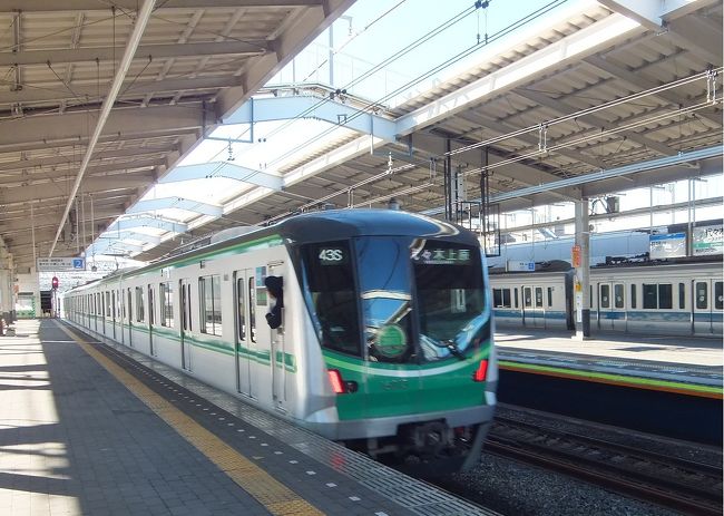 前日、赤坂へ到着。<br /><br />今日は午前中に家を出られるので、残りの赤坂→代々木上原間を歩けそうです。<br />代々木上原は遠いので、まず先に電車でここまで行ってしまって、赤坂まで戻ってくることにしました。<br /><br />写真は、千代田線の新しい車両。<br />中の手すりも湾曲していたり、座席がいい具合に固い。ドアの上の液晶表示も絶えず動画で電車の停車位置、階段位置を流している。ちょっと漢字・ひらがな・ローマ字の駅名の表示が忙しいく変わって外国人にはわかりづらいかもしれません。<br />終点なので、みんな降りてから中も写せばよかった!