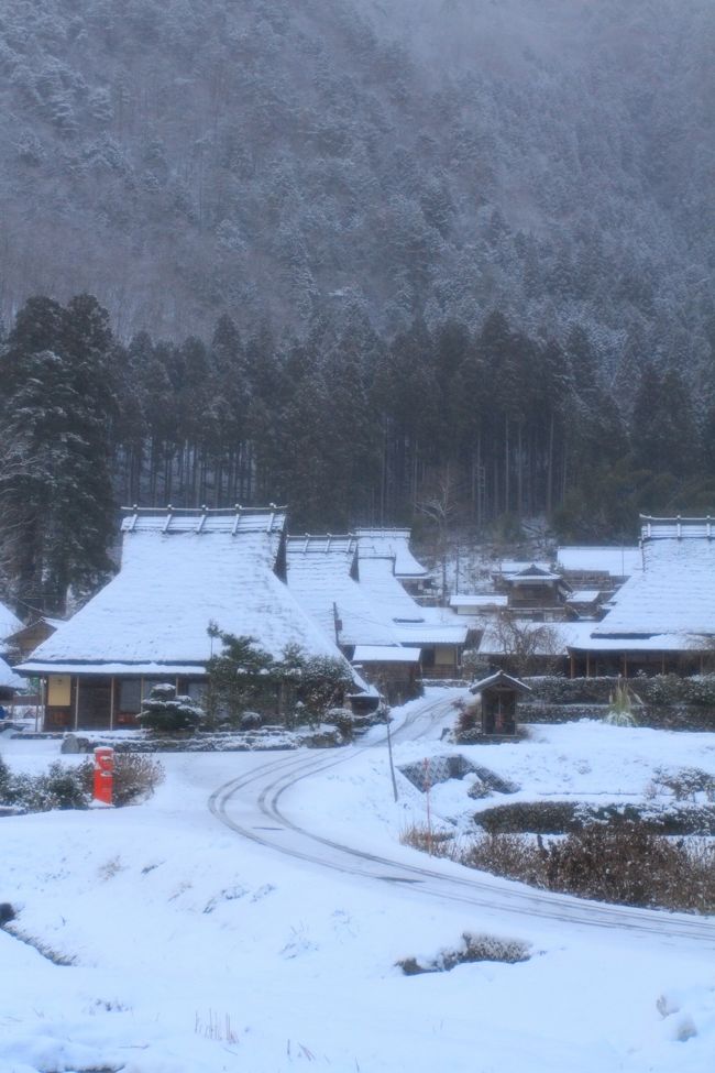 天気予報が雪だったので「美山かやぶきの里」へ。<br />前日の朝も来ましたが先週降った残雪だけだったので翌朝出直しました。