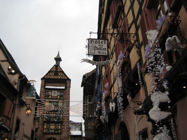 去年に引き続き、今年もヨーロッパのクリスマスマーケットへ！<br />５日間という短い期間で、去年行ってない街へ行くツアーを探し・・・<br />「フランスとドイツ６つのクリスマスマーケット５日間」（今年もＪＴＢ旅物語）に参加。<br />実質２日間の滞在だけど、楽しんできました♪<br /><br />12/13　関空～フランクフルト<br />12/14　リクヴィル、コルマール、ストラスブール<br />12/15　シュトゥットガルト、ルートヴィヒスブルク、エスリンゲン<br />12/16、17　シュトゥットガルト～関空<br />