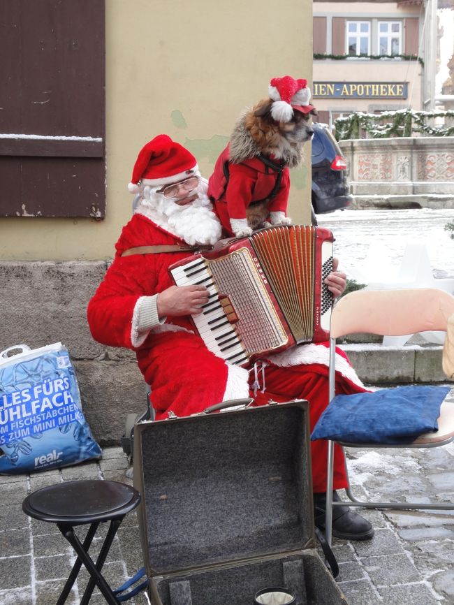 4度目のドイツ、そして3度目のクリスマスマーケットめぐりの旅は、2年前の足跡をたどる旅でした♪今回は、ひとり参加でしたが、4トラベラーさんのaltdinoさんご夫婦が、なんと同じツアーに参加されることになり、楽しいドイツオフ会に♪そして、もう一人、4トラベラーさんになった、ぶたくまさんとも出会いました♪ルックJTB「メルヘンドイツを楽しむ旅8」12月3日:KIX~ドレスデン(フランクフルト乗換)12月4日:ドレスデン観光 午後自由行動12月5日:ザイフェン 午後ニュルンベルクへ12月6日:ローテンブルク 午後ギーンゲン12月7日:ヴィース教会、ノイシュヴァンシュタイン城 のちシュトゥットガルトへ12月8日:ハイデルベルク 午後フランクフルト12月9日:直行便で帰国(の予定・・)ローテンブルクも3回目!大好きな木のおもちゃがたくさん見られる、1年中クリスマスのお店「ケーテ・ヴォルハルト本店」や、テディズラブなどの、テディベア専門店も揃ってる、可愛い城壁に囲まれた街♪今回こそは、2回ふられた「中世犯罪博物館」に入ろうと、固く心に誓ってたのでした。
