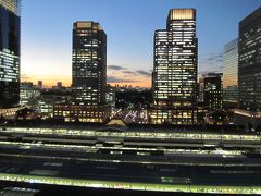 東京・大丸12階から東京駅丸の内側の黄昏風景を眺める