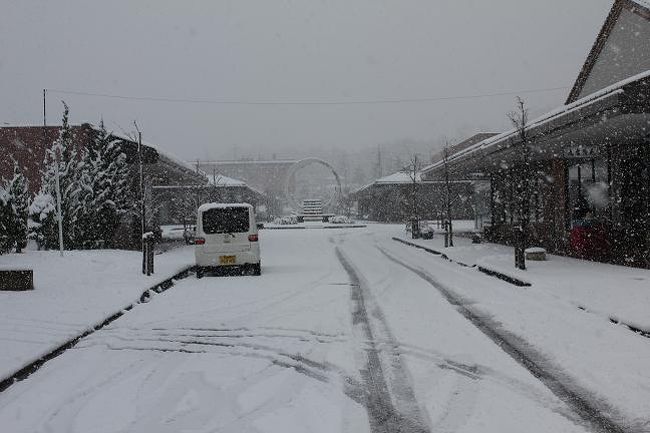 25日を過ぎて年賀状もいよいよ大詰めである。<br />日頃の行いが良い私は22日の連休中に仕上げていた。<br />それをバッグに入れたまま金沢旅行に出かけてしまった。<br />クリスマス寒波の中、石川県へ旅行に行った。<br />嫌な予感はしていたのだけど見事的中。<br />私らの旅行に合わせるかのようにこの冬一番の寒波が襲う。<br />大雪で国道は渋滞、兼六園に行くのは諦めて郊外の古い街を走っていたところで<br />「あっ、年賀状」と思い出す。<br />ちょうど雪に埋もれたポストを発見。<br />なんだか怪しいが、このポストで投函、我が家からごく近い友人へも<br />往復1000kmも旅して届けられるわけだ。<br /><br />小松地方は大雪警報、私らの便はなんとか着陸したが、この直後から数時間<br />空港は閉鎖となり欠航が相次いだと夕方のニュースで見た。<br />白山上空あたりから降下して雪雲に入り視界が無いままタッチダウン。<br />その時間も随分長い。<br />強い雪雲を避けながらの降下で時間がかかったとのこと。<br />その間も下がったり上がったりを小刻みに繰り返していて嫁さんは酔ったと言っている。<br />到着後、滑走路エンドで動かなくなる。<br />空港が閉鎖されたため出発便がでられなくなりスポットが埋まって入るところが無いという。<br />結局、30分ぐらい待たされて出発便にどいてもらって私らの飛行機はようやくスポットに到着。<br />金沢市内観光を諦めた私たちは九谷陶芸村へ行く。<br />何件かお店に入っては九谷焼を堪能する。<br />安いお茶碗を購入。<br />よい器でご飯を食べるのが我が家流である。