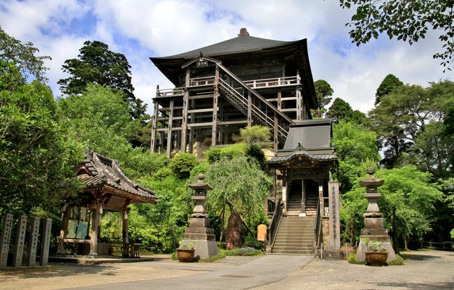 笠森寺（かさもりじ）は、<br />千葉県長生郡長南町笠森にある寺院、天台宗別格大本山、<br />坂東三十三箇所の第三十一番札所、山号は大悲山。<br /><br />十一面観音像が本尊であることから「笠森観音」と通称される。<br />大岩の上にそびえる観音堂は、<br />61本の柱で支えられた四方懸造と呼ばれる構造で、<br />日本で唯一の特異な建築様式であり重要文化財である。<br />長元元年（1028年）に後一条天皇の勅願で建立されたと伝えられているがその後焼失し、<br />現在の建物は解体修理の際発見された墨書銘から文禄年間（1592年-1595年）の再建とされている。<br />観音堂の 75段の階段を上がった回廊からは、四季それぞれに美しい房総の山々が眼下に眺められ、<br />その景観は一見に価する。<br />他にも重要文化財の鋳銅唐草文釣燈籠など多くの文化財も残されている。<br />