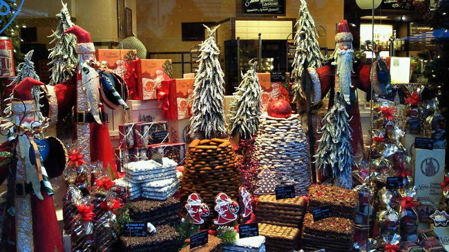 数年ぶりに、ドイツのクリスマスマーケットに行ってきました。<br /><br />やっぱり本場のクリスマスの盛り上がり方はすごいです。<br />街ごとに屋台の食べ物も違うし、クリスマスのお菓子もおいしいので<br />ついつい食べ過ぎてしまいます。<br /><br />日照時間の短い冬は観光には向いていないかもしれませんが、<br />幻想的なクリスマスを味わいたいなら、是非冬のドイツをオススメします。<br /><br />この日は、アーヘン、ケルン、ドルトムント、ブレーメンに行きました。