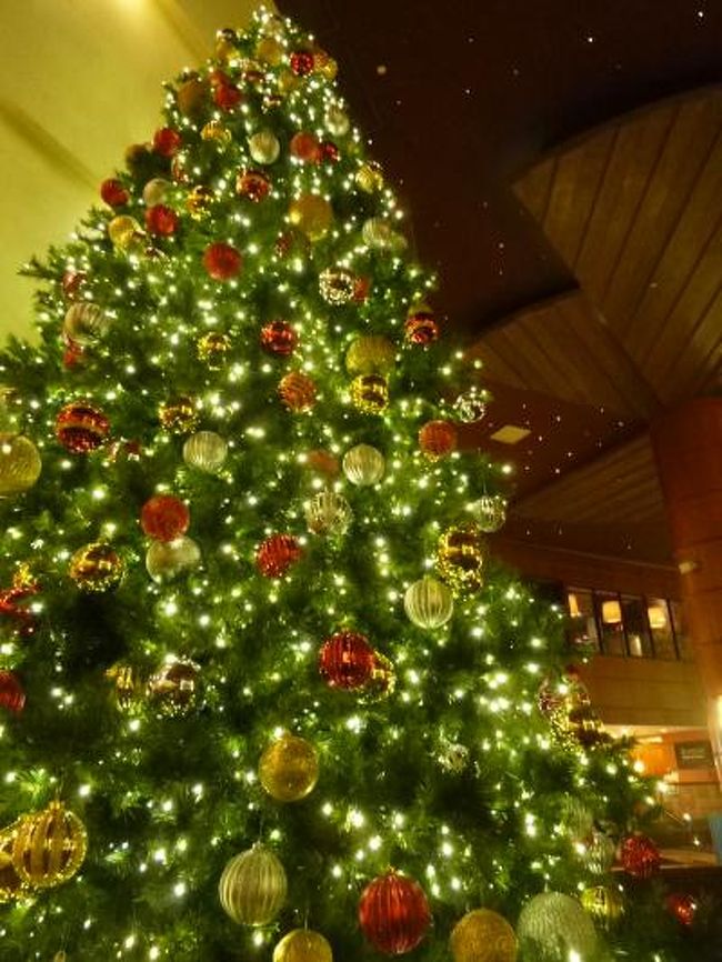 クリスマスのグアム　優雅なバカンス♪　Ｖｏｌ４（第１日目夜）　☆ディナーはアウトリガー隣の「ナナズカフェ」で♪アウトリガーの巨大なクリスマスツリー♪