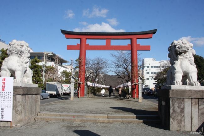2012年の年の瀬、先輩3人と湘南散歩へ出掛けました。<br />お正月を迎える準備中の鎌倉・江の島は、一年中で一番観光客が少ない時期なので、ゆっくり楽しむことができます。<br />来年の干支・巳年のパワースポットは、弁天様のいらっしゃる寺社だそうで、先取りして銭洗弁天と江の島弁天をお詣りさせていただきました。<br /><br />今回のコースは、鎌倉駅→大巧寺→鶴岡八幡宮→銭洗弁天→高徳院(大仏)→長谷寺→(江ノ電)→江の島です。<br /><br />そして、横浜中華街で忘年会をして、港の夜景も楽しみ、今年最後の散歩を締めくくりました。(この日、万歩計は3万を超えちゃいました。)