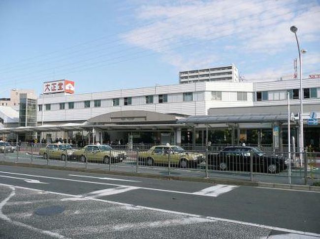 東急田園都市線下りは、「たまプラーザ駅」の次が「あざみ野駅」です。<br /><br />現在、あざみ野駅には横浜市営地下鉄が乗り入れ、1日の乗降客はたまプラーザ駅より多いといわれています。<br /><br />今回は、あざみ野駅とその周辺について紹介します。<br /><br />写真は「あざみ野駅 西口」です。<br /><br />