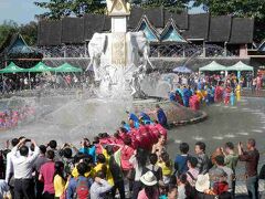 30日曜2日目6午後霧がかかる午前中は寒い水掛けショーは毎日午後から