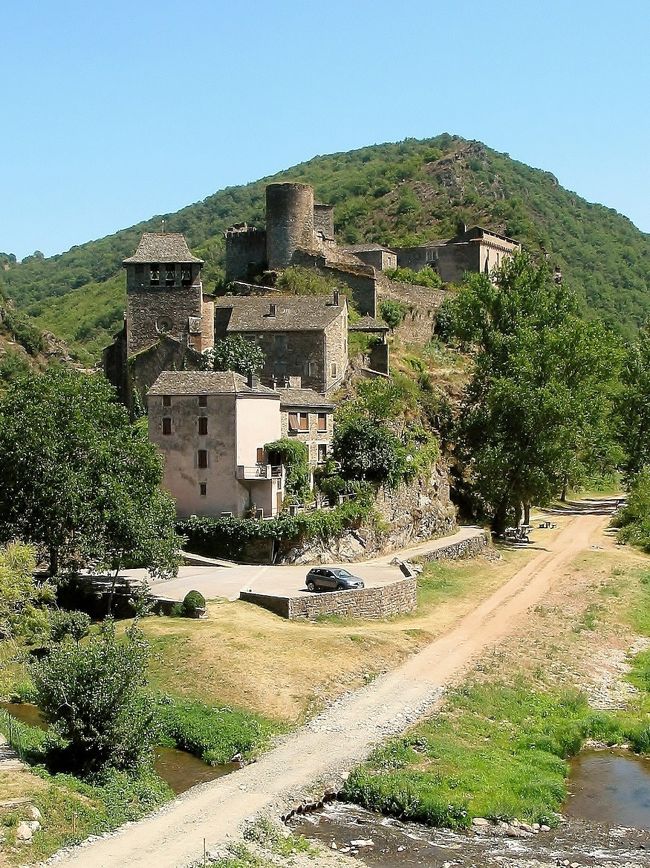 　アルビの町を出て、ミディ・ピレネーの田舎めぐりに出かけます、先ずは、「タルン川」流域の風景を眺めながら、東へ向かいます。<br /><br />　特に、有名な村も無いけれど、川沿いの風景は、とても美しい・・・去年も今年も、イロイロな川沿いを走ったけれど、「タルン川」の川沿いは、ひょっとしたら「フランスで一番美しい川」かもと思わせる、そんな川でした(川沿いの村も含めて)・・・そのあとは、知らない町や村をウロウロと、宿を探してさ迷います。<br /><br />　写真は「｢ブローズ・ル・シャトゥ｣、タルン川沿いの「フランスの美しい村」20か所目、今回の旅行記は、この村がメインです、穏やかに流れる美しい川沿いの「美しい村」です、遠目も中身も満点の村。