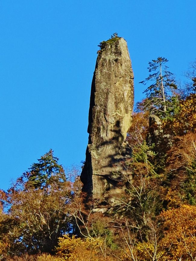 天人峡温泉（てんにんきょうおんせん）は、北海道上川郡東川町・美瑛町にある温泉。大雪山国立公園内にあり柱状節理の深い渓谷の底に位置する。旭川市の奥座敷で、大雪山の登山拠点のひとつにもなっている。<br /><br />大雪山の西麓、天人峡地区に4軒のホテル、旅館が存在し、それぞれ日帰り入浴も扱っている。<br />温泉街の近くには、日本の滝百選にも選ばれた落差270mの羽衣の滝が存在する。羽衣の滝の先には「東洋のナイアガラ」と称される幅広な敷島の滝が存在する。温泉街からは散策路が整備されている。また天人峡温泉の旅館や道路にまたがって流れる忠別川は正式には美瑛町と東川町との境界となっている。<br /><br />1897年（明治30年）、旭川で旅館経営をしていた松山多米蔵がアイヌの案内で、温泉の湧出と滝を「発見」した。<br />1900年（明治33年）、温泉旅館を建て、松山温泉として開湯。（現在の天人閣）<br />1934年（昭和9年）、一帯は大雪山国立公園の指定を受けた。<br />1937年（昭和12年）、温泉地名を松山温泉から天人峡温泉として統一した。<br />（フリー百科事典『ウィキペディア（Wikipedia）』より引用）<br /><br />天人閣については・・<br />http://www.tenninkaku.jp/<br /><br />上川の概要<br />　北海道のほぼ中央に位置し、地形は南北に細長く、２２４．４km、面積は１０，６１９km2で全道の１２．７％を占めています。　これは、新潟県（１０，３６３km2）とほぼ同じです。<br />（　http://www.kamikawa.pref.hokkaido.lg.jp/gaiyo/index.htm　より引用）<br /><br />