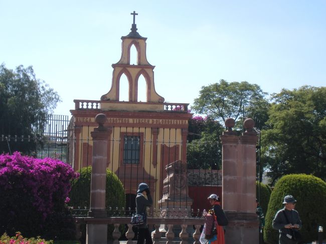 ★彡201211月24日(土)~12月1日(土)世界遺産@メキシコ8日間の旅★彡<br /><br />【スケジュール内容】<br /><br /> ・☆世界遺産@メキシコ8日間☆20121124_1日目NTR⇒Mexico City(国立人類学博物館見学)<br /> ・★世界遺産@メキシコ8日間★20121125_2日目ケレタロ⇒サン・ミゲル・デ・アジェンデ観光<br /> ・☆世界遺産@メキシコ8日間☆20121126_3日目メキシコ国立自治大学⇒メキシコシティ歴史地区⇒テオティワカン遺跡観光<br /> ・☆世界遺産@メキシコ8日間☆20121127_4日目Mexico City⇒Merida(ウシュマル遺跡⇒マヤ末裔の家⇒メリダ市内観光)<br /> ・☆世界遺産@メキシコ8日間☆20121128_5日目チチェンイッツア遺跡⇒セノーテ(泉)⇒メルカド28を散策後カンクンへ<br /> ・☆世界遺産@メキシコ8日間☆20121129-1201_6-8日目カンクン(午前フリー)⇒Cancun⇒NTR<br /><br />【2日目の内容】<br />ケレタロへ。(218km/約2時間30分)<br />途中でルイス・バラガン建築サテライトタワーを車窓見学。 <br />ケレタロ観光(約30分)シンボルの水道橋が見える展望台。 <br /><br />サン・ミゲル・デ・アジェンデへ。(64km/約1時間) <br />サン・ミゲル・デ・アジェンデ観光(約2時間)<br />パロキア教会見学。入場後、30分自由行動。 <br />(275km/約3時間30分)メキシコシティへ。