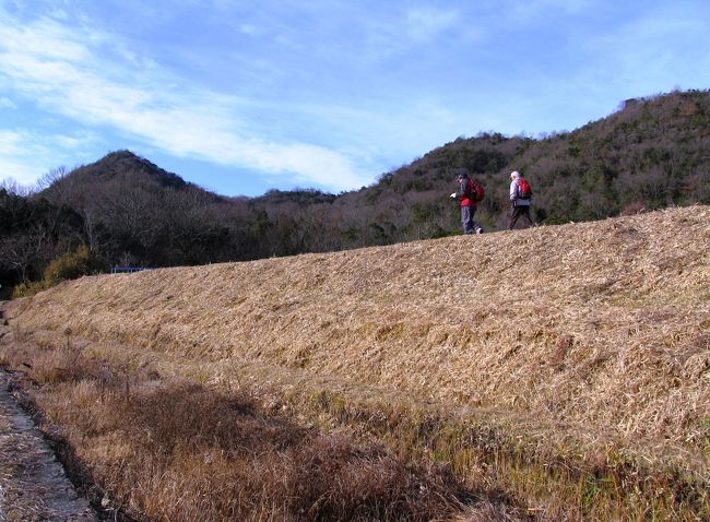 お正月は家で、ゆっくりしようと思っていたが、あまりにも退屈なので、３日の早朝から小野アルプスに出かけてみた。<br />岩倉道の手前まで車で行き、紅山に登ることにする。<br />北側の登り口から紅山に登り、頂上から西コースを歩くことにした。私達と同じように、何組か暇をもてあました人たちが来ている。<br />電車で来ている人たちもいるようで、恐らく粟生駅か小野町駅からであろう。<br /><br /><br />