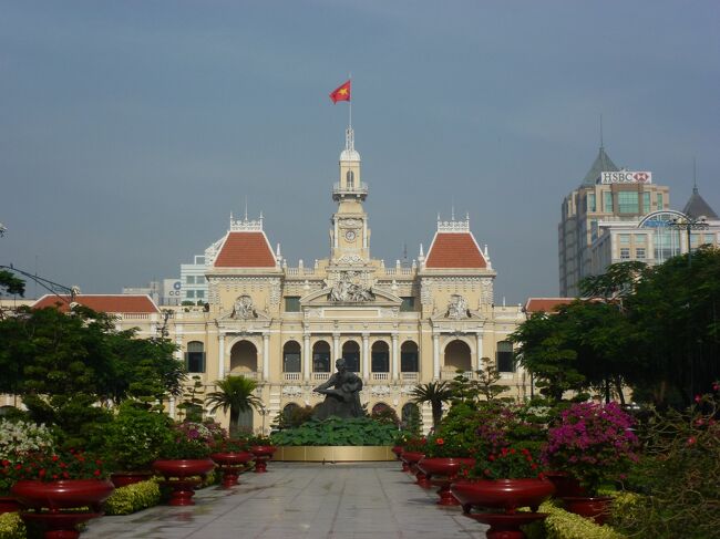 ベトナム最大の都市ホーチミンへ行ってきました!<br />「カンボジアに行く際に、トランジットした」というのが正確ですが(^_^;)<br /><br />写真はホーチミン人民委員会庁舎