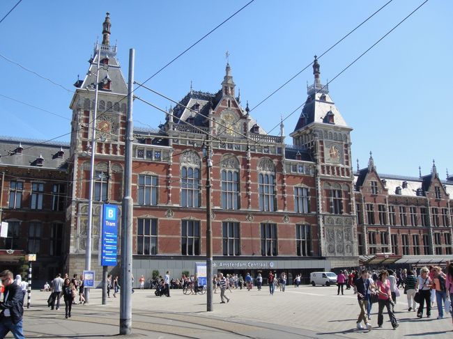 <br />2012年7月〜10月までの、3か月のヨーロッパ周遊記録（Vol.17）です。<br /><br />現在、4カ国目オランダに滞在しています。無計画な旅行でいつもばたばたしており、失敗と後悔が続く旅ですが、なんとか続けられています。<br /><br />Vol.17は、アムステルダム市内散策の記録です。<br />運河の街として知られるアムステルダムは、至るところに運河がめぐる、美しい景色の街です。<br />一方で、ゴッホ美術館をはじめとする博物館も充実した芸術の街でもあります。ふだんは敬遠しているミュージアムですが、いざ足を伸ばしてみると案外興味深いもので、すっかり見入ってしまいました。<br /><br />治安の面でも、規制の緩やかなオランダの都市ということでびくびくしていましたが、幸い危険なことにも遭遇せず、いつものペースで街歩きを満喫できました。<br />※1ユーロ＝100〜104円<br /><br />