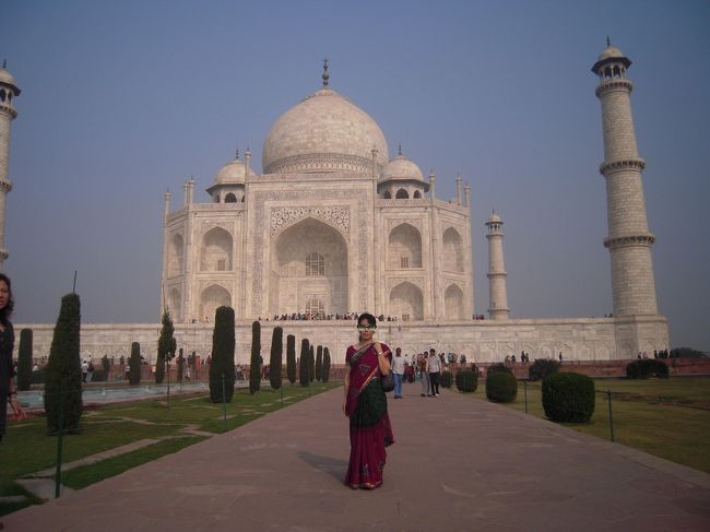 2012年12月15日(土)、朝一番にサリーの着付けをお願いして、アグラ(Agra)のハイライト、タージ・マハル(Taj Mahal)とアグラ城(Agra Fort)の観光を満喫することができました。名所、旧跡を訪ねるだけではなく、素顔のインドに触れることができました。他の国と比べたり、何が良いとか、悪いとかを考えるのではなく、自分の目で見たありのままのインドをできるだけまっすぐに理解したいと思いました。