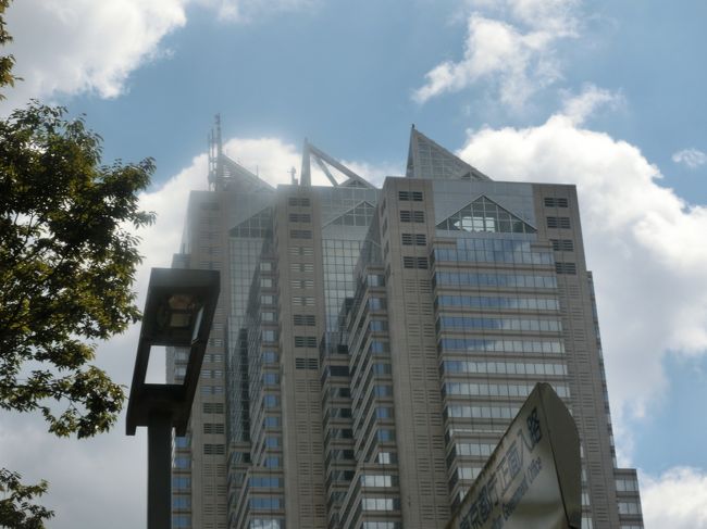 ずっと前から行きたかった新宿のパークハイアット東京にお泊まりにいきました!<br />ホテルでのんびり過ごすのが今回の目的です。<br />一休コムで、朝食付き、ドリンクが飲めるプランで<br />一部屋42000円でした。