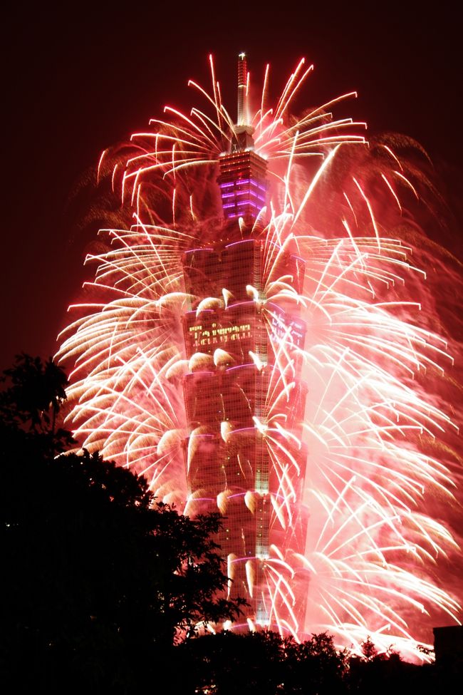 カウントダウンがなく、いきなりはじまった台北101の年越し花火でした。<br /><br />それでも頑張って撮りましたよ〜<br /><br />花火が終って、速やかに撤収、MRTにてすんなりと台北駅まで。<br /><br />ひと眠りしたら高雄へ行きますよ〜