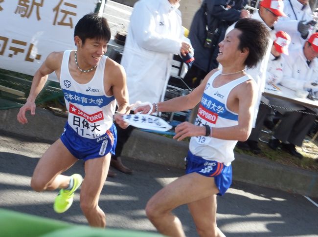 皆さま、あけましておめでとうございます!<br />いよいよ2013年の幕開けですね。<br /><br />僕の新年の始まりといえば、元日に明治神宮へ初詣に行き、2日と3日は家でのんびり箱根駅伝をテレビ観戦…、というのが毎年の恒例。<br />でも今年の箱根駅伝は、現地へ観戦に行ってみようかなぁと思い、3日の復路の観戦&応援に行ってきました!<br /><br />どこで観戦しようか迷った末に、やはり駅伝なのだから襷を渡す光景を見たいと思い、9区から10区への最後の中継所である鶴見中継所へ行ってきました。<br />さすがにここは超人気観戦ポイントらしく、何重にも人垣ができる大混雑…!<br /><br />でも熱狂的な駅伝ファンの人たちと共に見る、生の箱根駅伝に感動~。<br />今回は繰り上げスタートもなく、20校すべての襷渡しを見ることができました♪<br /><br />力の限り走り続けてきた選手から、最後のゴールを目指す選手へ、9人の汗が染み込んだ襷が渡される…。<br />何かを頑張ることの素晴らしさを教えてくれた、新春の素敵な光景でした☆