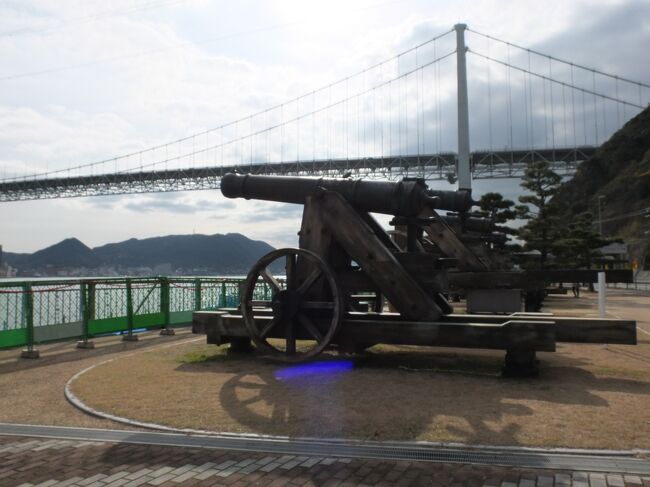 シルクロード行ってみたいなー<br />エスファハーンとか行ってみたいなー<br />バルカン半島もおもしろそうだなー<br />アメリカよりはヨーロッパが好きだなー<br /><br />・・・じゃあもうこの際<br />ユーラシア大陸を横断しちゃえばいいじゃんと<br />思いついてしまいました。<br />仕事がある身分なので一気には行けないけど<br />数年かけてちょっとずつ進めていきたいな♪<br /><br />飛行機を使えば早く行けるけど<br />どうせなら景色の移り変わりも見てみたい!<br />ということで基本的に飛行機は使わず陸路移動。<br />海や湖の場合は船で移動します。<br /><br />ユーラシア大陸横断というと「旅行とは云々」と<br />精神論みたいなことを言う人がいますが<br />華麗にスルーさせていただきw<br />エッセンスな観光地を気軽に訪問♪がモットーです。<br /><br />時間とお金が無限にあれば<br />もっとゆっくり全部を見て廻りたいけどね・・・<br /><br /><br />ということでまとめると<br /> ↓<br />・東京からポルトガル・ロカ岬まで行く。<br />・ルートは下で検討。安全第一。<br />・観光で立ち寄る場所は、なるべく主なものに絞る(中央アジアを除く)。<br />・基本、飛行機は使わない。電車とかバスとか船とかで。<br />・ホテル・移動手段等は基本的に個人手配で。<br />・現地観光用のツアーはアリ。J○Bとかのツアー参加でズサーッはナシ。<br />・途中キリのいいところで帰ります。帰りは飛行機OK。<br /> 次回はそこから再開(次回の行きも飛行機OK)。<br /> 日本往復部分は旅行記では割愛します。<br /><br />構成上、違う時期の写真や参考写真を織り交ぜることがあります。<br /><br />何年かかるかわからないし、<br />途中で飽きてやめちゃったらすみません。<br /><br /><br />記念すべき第1日目は<br />なんと東京から一気に下関まで新幹線移動のみw<br /><br />2日目は夕方発のフェリーで韓国に向かいますが<br />それまで下関観光です。<br /><br />-----------------------------1日目(2012/12/28)---<br />東京<br /> ↓(新幹線・電車)<br />下関 ≪下関泊≫<br />-----------------------------2日目(2012/12/29)---<br />下関<br /> ・唐戸市場、亀山八幡宮、カモンワーフ<br /> ・ふぐを食べる<br /> ・巌流島<br /> ↓(船)<br />門司(福岡県)<br /> ・レトロな建物の街歩き<br /> ↓(船)<br />下関<br /> ・みもすそ川公園<br /> ・海峡ゆめタワー<br />【日本出国】<br /> ↓(フェリー) ≪船内泊≫<br />韓国へ続く<br /><br /><写真はみもすそ川公園>
