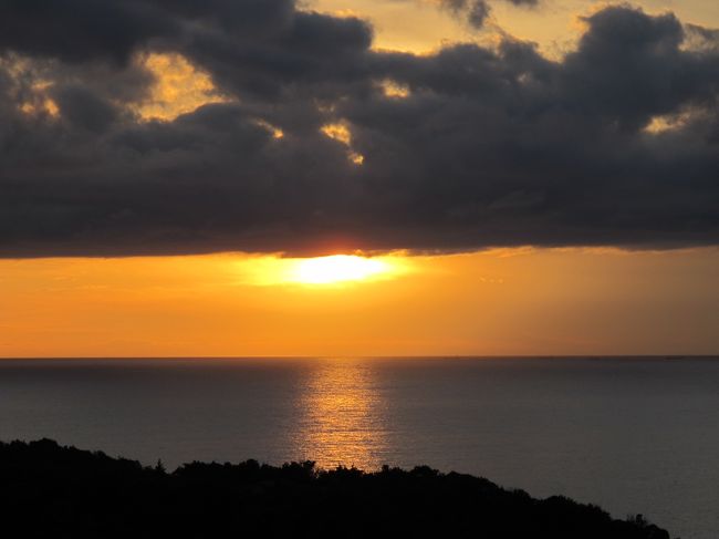 12月29日、3時すぎ紀州南部白浜温泉に着きました。<br />新大阪からはバスに揺られて3時間ぐらいの旅でした。<br />紀伊水道から太平洋に面する海沿いに建つホテルの窓辺で、海に沈もうとする太陽を追いかけました。