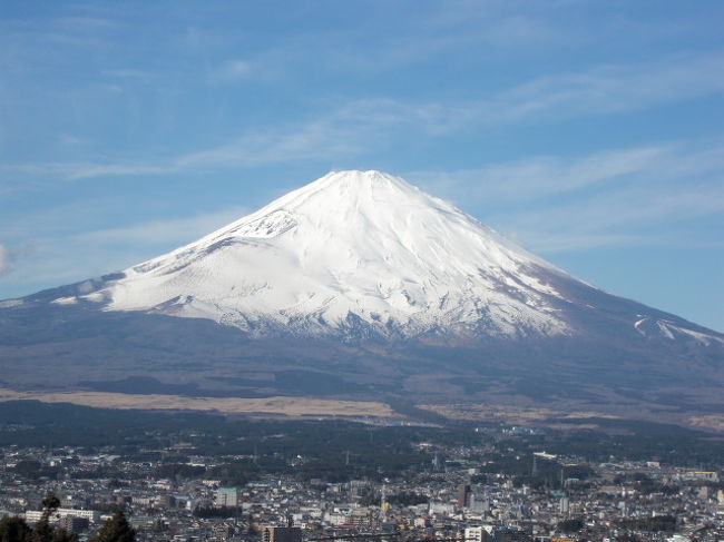 お正月実家帰省時に両親・兄家族とともに箱根にドライブへ行ってきました。<br />風もおさまり正月早々富士山がきれいに見えています。