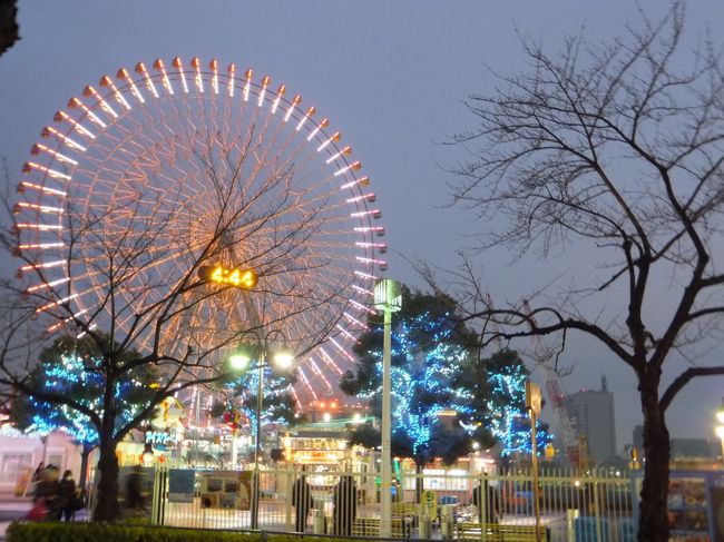 みなとみらいは夜景の美しいエリアですが、イルミネーションもぎっしりです<br /><br />よこはまコスモワールド『Winter Fantasy 2012』<br />http://www.rurubu.com/season/winter/illumination/detail.aspx?SozaiNo=140408<br /><br />Queen’s Square Yokohama Christmas 2012<br />http://www.rurubu.com/season/winter/illumination/detail.aspx?SozaiNo=140003<br /><br />Landmark Bright Christmas 〜横浜の恋と、ユーミンと。〜<br />http://www.rurubu.com/season/winter/illumination/detail.aspx?SozaiNo=140005