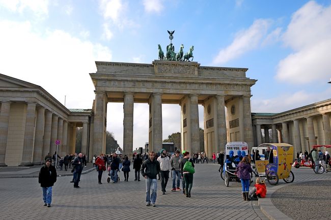圧巻のペルガモン博物館を見学した後に，1310ブランデンブルグ門に．ベルリンを象徴するもんだし，ナチスのパレードも行われたところだが，その後はちょうどベルリンの壁がここを通り，中を通過できなかった東西ベルリン分断の象徴だったところだ．やはり歴史の体現者と思うもんだった．1334シャルロッテンブルグ宮殿，戦争で破壊され壁にはたくさんわからないところが白く残る．良く復元したものだ．こまかい説明は忘れてしまったがロココと東洋趣味を融合させたような素晴らしい宮殿だった