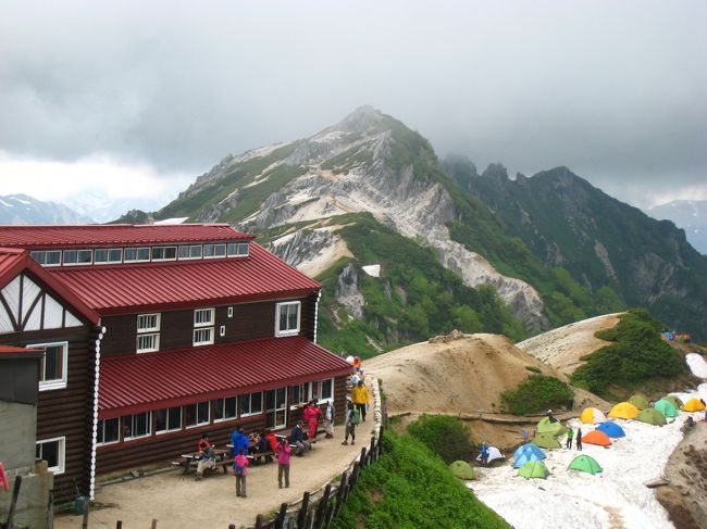 昨年の八ヶ岳縦走に次ぐOさんとの登山。今年は南アルプスの予定であったが宿が取れなく断念。そこで人気の燕山荘のある燕岳に決定!<br /><br />14日夜に名古屋を出発して15日夜中中房温泉周辺着で車中泊。<br />しかしさすが人気の燕岳、駐車場はすでに満車で駐車スペースの確保に大苦労。かろうじて1台のスペースＧＥＴ！<br /><br />少し仮眠して早朝出発です！！