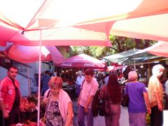ユーラシア　西へ９９：　ヴェリコ・タルノヴォ　「青果市場」　と　「伝統工芸市場」