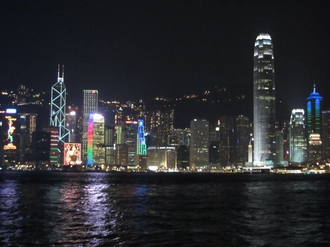 2012年最後の旅先は香港に決定!!<br /><br />年末が近づくにつれ国外逃亡願望が日に日に増してきて…<br /><br />しかし年末年始はどこも旅費が高い…<br /><br />ほぼ諦めてかけた12月25日のクリスマスに思い切って航空券を購入。<br /><br />目的は特になにもなく、仕事納め翌日から毎度おなじみの現実逃避旅行となりました。<br /><br />当然ホテルを事前に探すことになったのですがまぁー高い高い!!<br /><br />ただでさえ高い香港のホテルが年末ということもあり平均的なホテルで2万~3万、それ以上となると3~5万…<br /><br />妥協もしたくないですが、高額な出費は避けたいので宿泊だけ中国深センにすることで決定!!<br /><br />12/29 福岡→関西 7:00→8:00 NH1702<br />12/29 関西→香港 10:10→13:30 NH175<br /><br />12/29 中国深セン泊(シャングリラホテル深セン)<br />12/30 中国深セン泊(シャングリラホテル深セン)<br /><br />12/31 香港→成田 15:20→20:15 NH910<br />1/1 羽田→福岡 6:25→8:25 NH239