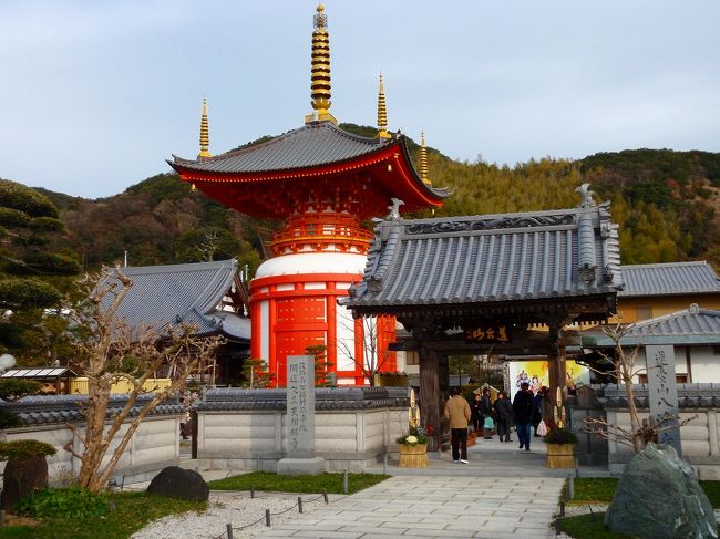 新年の初詣を兼ねて、以前から行ってみたかった淡路島の七福神巡りでY旅行社のツアーで出かけてきました。<br />今回 参拝したお寺は、行った順に<br />①.八浄寺(裕福の神 大黒天)<br />②.宝生寺(長寿の神 寿老人)<br />③.護国寺(和合の神 布袋尊)<br />④.万福寺(律義の神 恵比寿神)<br />⑤.覚住寺(勇気の神 毘沙門天)<br />⑥.長林寺(大望の神 福禄寿)<br />⑦.智禅寺(知恵の神 弁財天)<br />どのお寺も、ご住職のユーモアたっぷりの法話とご祈願をしていただき、今年もよい年になりそうです。