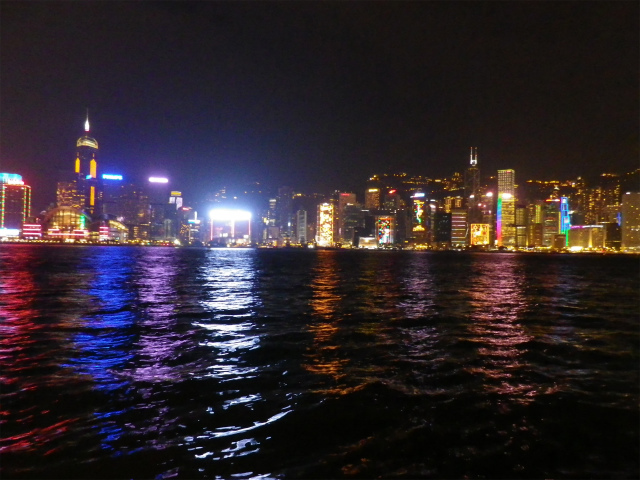 なんと香港も5回目になりました。香港は、前回(2011年夏)を除き、年末年始にかけて行っています。<br /> 毎回、旅行に行く前は、年末の仕事と年末の家事(簡単な掃除と年賀状書きくらいですが)で結構忙しく、へとへとになって旅行に出発。<br /> 旅行から帰ってから、真剣にガイドブックを見て、「そんなところもあったのか」「ここにも行ってみたかったな」と思う私。<br /> 今回は、そんな「帰ってきてから行きたいと思ったところ」を重点に行ってみることにしました。<br /> 今回、行きたいところ・やってみたいことは、<br /> ①アクアルナに乗ってシンフォニーオブライツを見る。<br /> ②ジャンボキングダムに行って、アラカルトで夕飯を食べる。<br /> ③南Y島でハイキングをして、海鮮料理を食べる。<br />の3つです。(私的には)