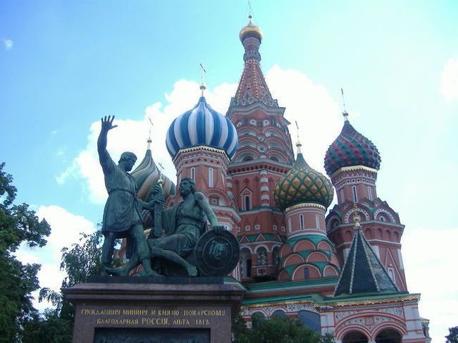 当時ロシアに住んでいた姉を訪ねた旅。<br />ロシア語を話せる姉にほぼ手配を任せ、ツアーガイドまでしてもらいました。<br />モスクワでは姉の家に泊まったので、ホテル代はサンクトペテルブルグのみ。<br />ロシアは印象としてですが英語があまり通じず、ロシア語ができないと個人旅行は難しいと思います。また、たまに日本人が狙われる事件が起こります。<br />旅行中は特に危ない目にも合わず、楽しく過ごせました。<br />6月はロシアは白夜になるので寝づらかったです笑<br />サンクトペテルブルグは雨が降ったこともありとても寒く、現地でコートを購入しました。