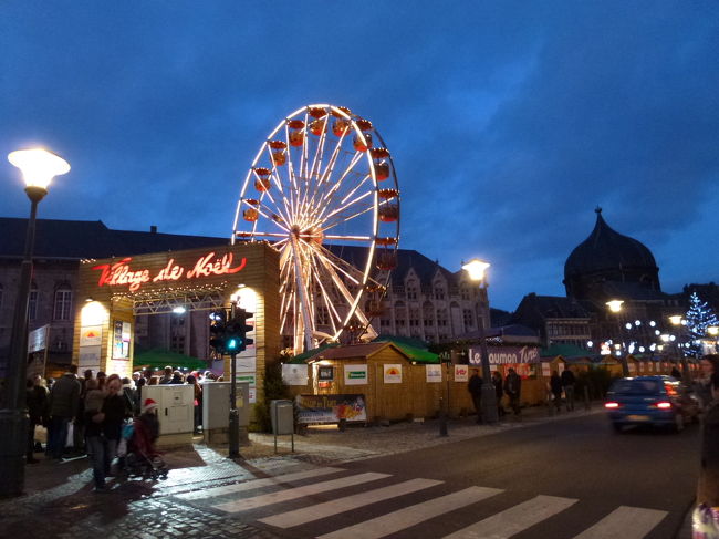 ベルギー東部のワロン地方にあるリエージュにクリスマス・マーケットを見に行ってきました。<br /><br />リエージュのクリスマス・マーケットはヴィラージュ・ドゥ・ノエルVillage de Noelと呼ばれていて、ヨーロッパで一番長いマーケットだそうです。<br /><br />明るい内に行って観光しようかなと思いながらもグズグズしていたら、街に着いたのは16時半。まだちょっとだけ観光できるかもねなんて言ってたら、渋滞に次ぐ渋滞でなかなか駐車場に入れられず、車を停めるのに1時間もかかってしまいました。<br /><br />リエージュのマーケットは活気も店の数も充実していて、すごく楽しい場所でした。来年は電車で来て、屋台をはしご酒というのも楽しそうです。