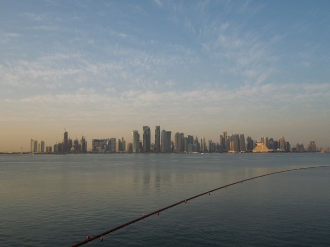 年末年始の旅は中東へ。オマーンとカタール。<br /><br />12/29　SIN→Doha→Muscat<br />12/30　ダイビング<br />12/31　ダイビング<br />1/1　マスカット市内観光<br />1/2　Muscat→Doha、ドーハ観光<br />1/3　Doha→SIN<br /><br />カタール、ドーハは１２時間トランジットついでの観光。<br />まぁ見るものなさそうだからこれぐらいでいいかなぁと思ったので。<br />結果、やっぱりちょうど良かった。取りあえず名物のビル群、コルニーッシュ、スーク、で満足。
