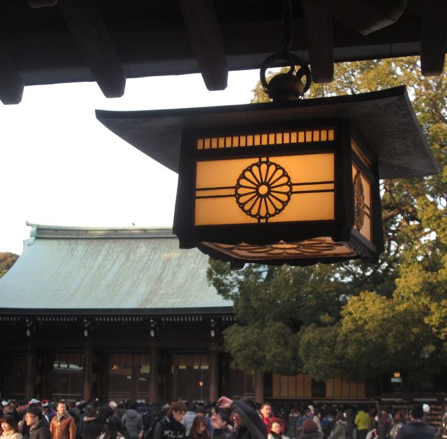 明治神宮外拝殿　　2013.1.5（土）　　15：44<br />Meiji-Jingu/Shrine<br /><br />今年の初詣は例年通り5日に明治神宮の神楽殿でお祓い（祈願祭）を受けました。<br />政治・経済・社会全般に少しでも明るい兆しが見られるように、また家内安全を祈りました。<br />いつもJR原宿駅から南参道を通って本殿に向かいますが、今年は所沢から練馬経由大江戸線の代々木駅で降り、北参道口から入りました。<br />参拝の前に明治神宮の森の北端に位置する宝物殿前を通って本殿に向かうルートを進み、東神門から本殿前へ行きました。<br />宝物殿手前の北池には氷が張り詰め、割れた薄い氷をかき分けてカモなどが泳いでいましたが、見る者まで寒々した感じになってしまいました。<br />帰りは例年通りの道で原宿駅です。<br />写真は毎年同じ参拝・祈願をするため特段新しいものはありませんが、記録の意味を込めて毎年撮っています。<br /><br />今年は土曜日のためか企業や学生などのグループが見られなかったことで、例年と違った雰囲気を感じました。<br /><br />この年が皆様にとってよい年でありますようにお祈りいたします。<br /><br />撮影　CANON PowerShot A2300<br />yamada423<br /><br />参考旅行記　明治神宮初詣<br />http://4travel.jp/traveler/810766/album/10534414/(2011)<br /><br />http://4travel.jp/traveler/810766/album/10634755/(2012)<br /><br />&lt;a href=&quot;http://blog.with2.net/link.php?1581210&quot;&gt;人気ブログランキングへ&lt;/a&gt;<br />