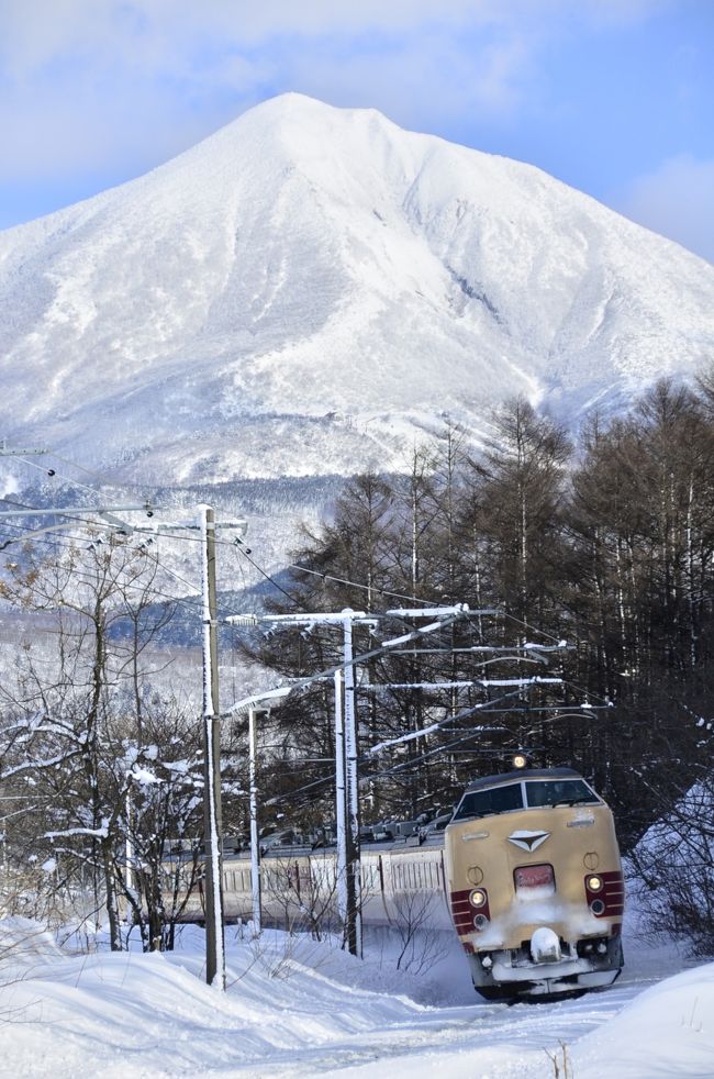 雪化粧に彩られた磐梯山の美しい風景を、晴天であった磐越西線の沿線から見ることが出来ました。