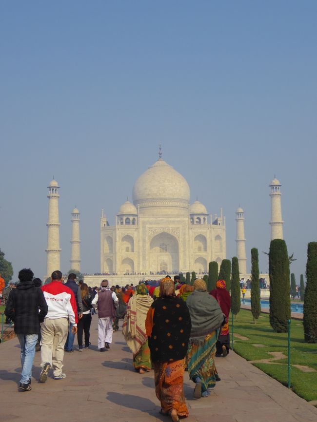 インドと言えばタージマハル、という位有名な世界遺産があるアグラ。デリーからは近いので日帰りで行ってきました。<br /><br />【日程】<br />12/28　日本→デリー<br />12/29　アグラ<br />12/30　デリー<br />12/31　デリー→バラナシ<br />1/1　　 バラナシ<br />1/2　　 バラナシ→デリー<br />1/3　　 デリー<br />1/4　　 デリー発<br />1/5　　 日本着<br /><br />デリー編<br />http://4travel.jp/traveler/aki1978/album/10739247<br />バラナシ編<br />http://4travel.jp/traveler/aki1978/album/10739219