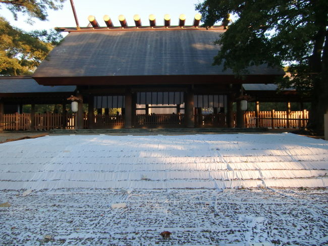 「明けましておめでとうございます」２０１３年も例年のごとく「熱田神宮」（熱田さん）へ初詣に行ってきました。今年はいつもより若干早く自宅を出発したせいももあるのか　いつもより初詣の人波も少なく感じられました。手水舎のある鳥居より本殿（拝殿）前まで一回も止まることなく行けました。　