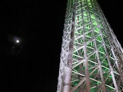 Xmasバージョン東京スカイツリー。時々、お月様。